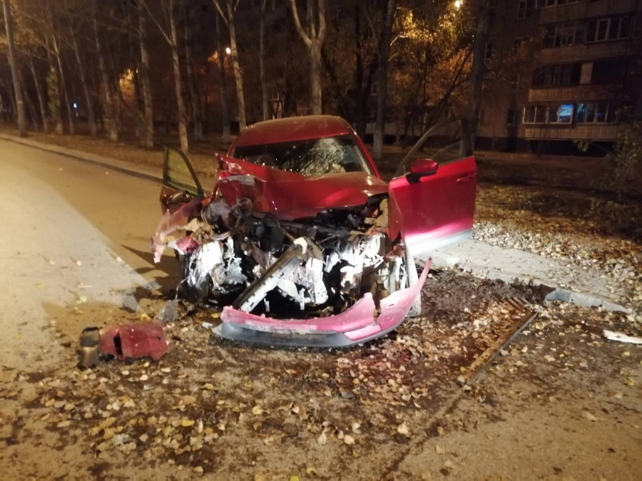 Два человека пострадали при мощном ДТП с деревом в Челябинске