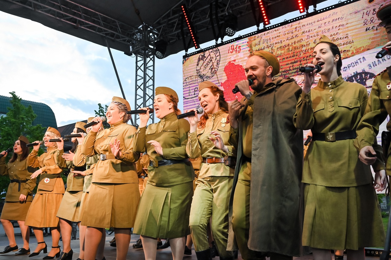 В центре Челябинска спели патриотические песни*1