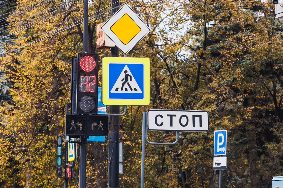 Светофор отключился в час пик на пересечении двух проспектов в Челябинске*1