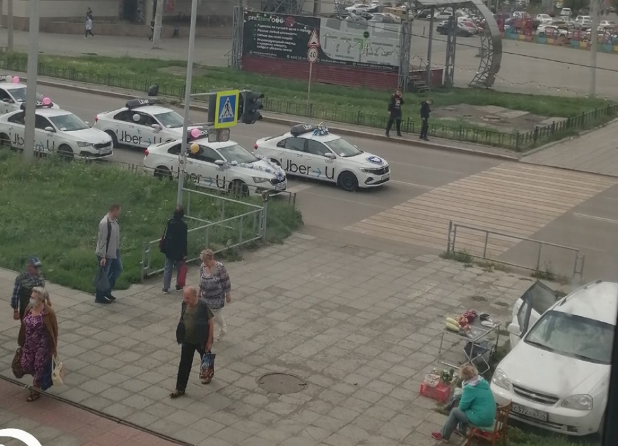 Свадебный кортеж из такси сняли на видео в Копейске