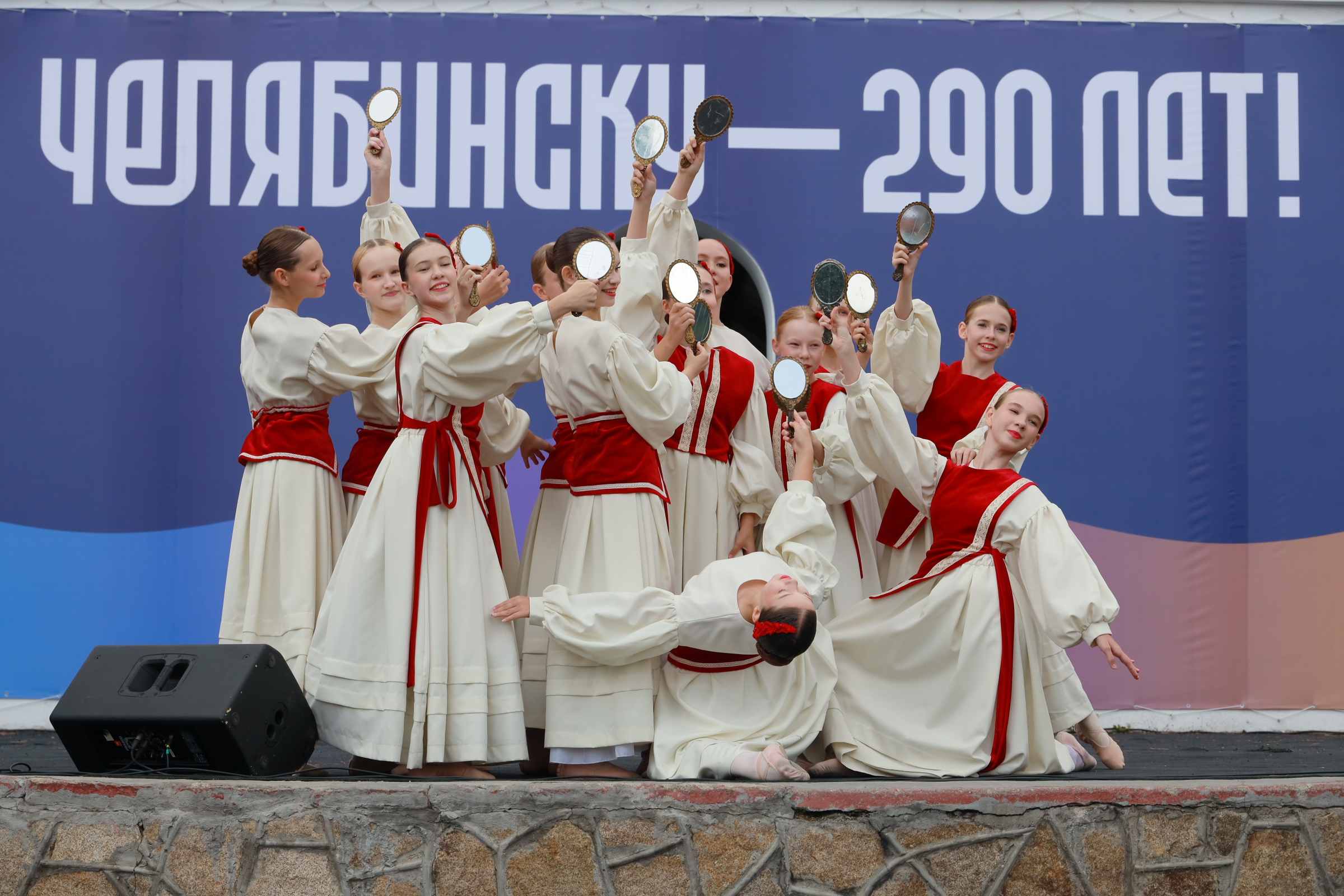 Центр Челябинска наполнился спелыми плодами и цветочным ароматом