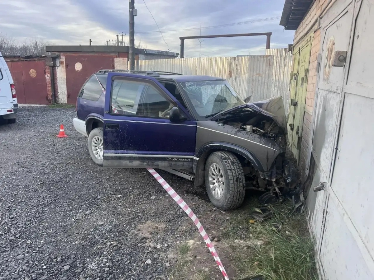 В Миассе водитель смял Chevrolet о гаражный бокс и погубил пассажира*