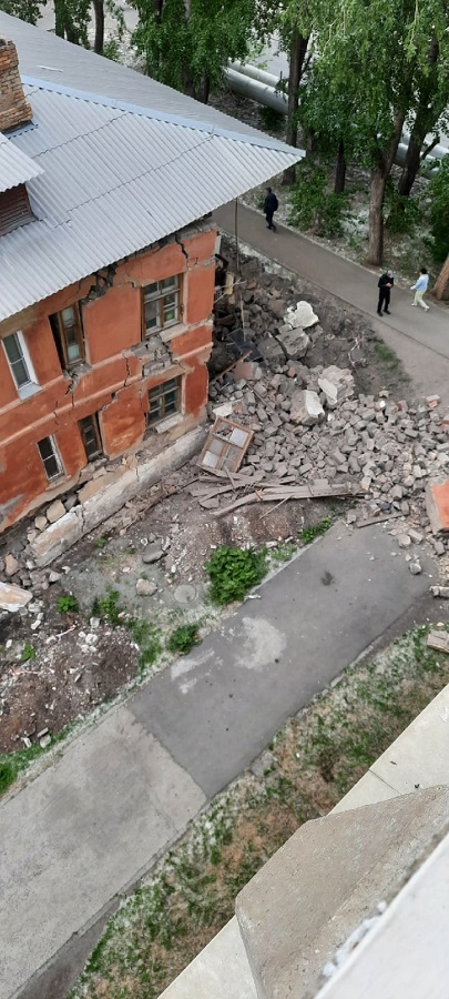 В аварийном доме в Ленинском районе обрушилась стена