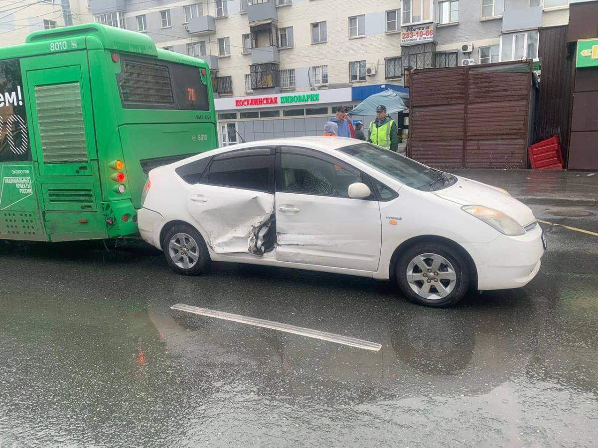 Автомобиль врезался в автобус после ДТП в Челябинске*
