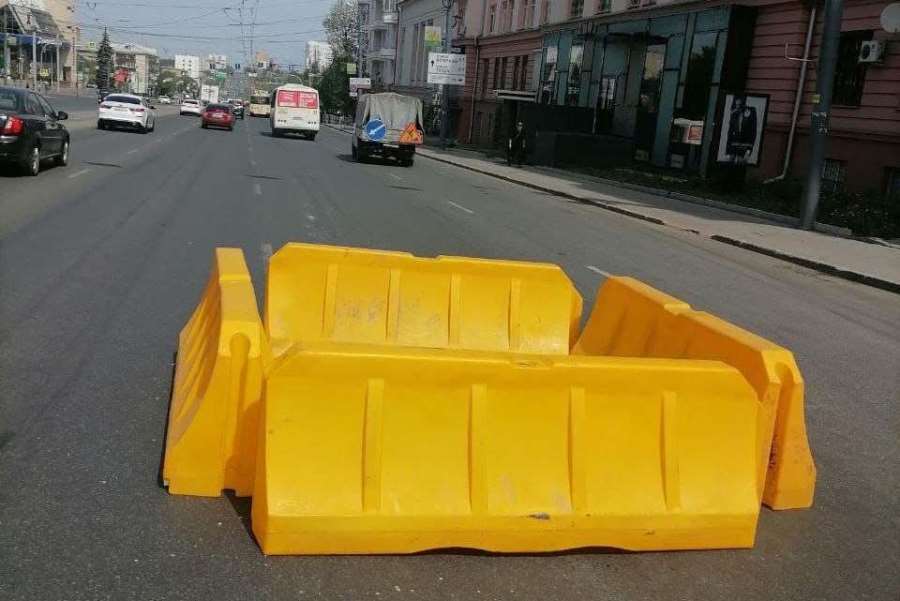 На Свердловском проспекте в Челябинске провалился асфальт