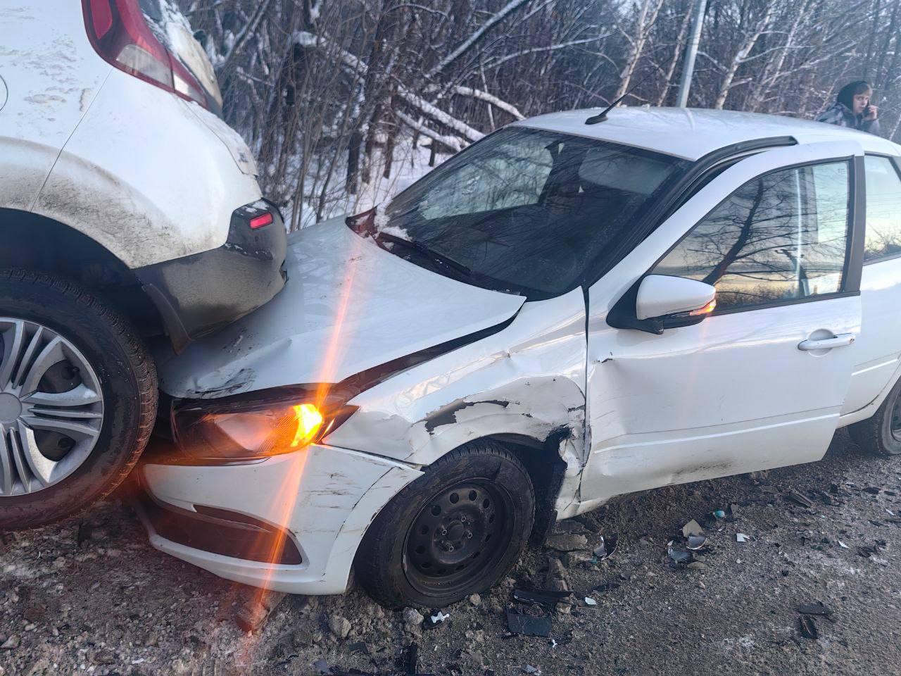 Три автомобиля столкнулись на дороге к челябинскому микрорайону Западный