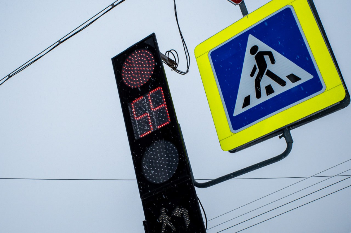 В Челябинске маршрутчик проехал на красный свет и сбил пешехода*1