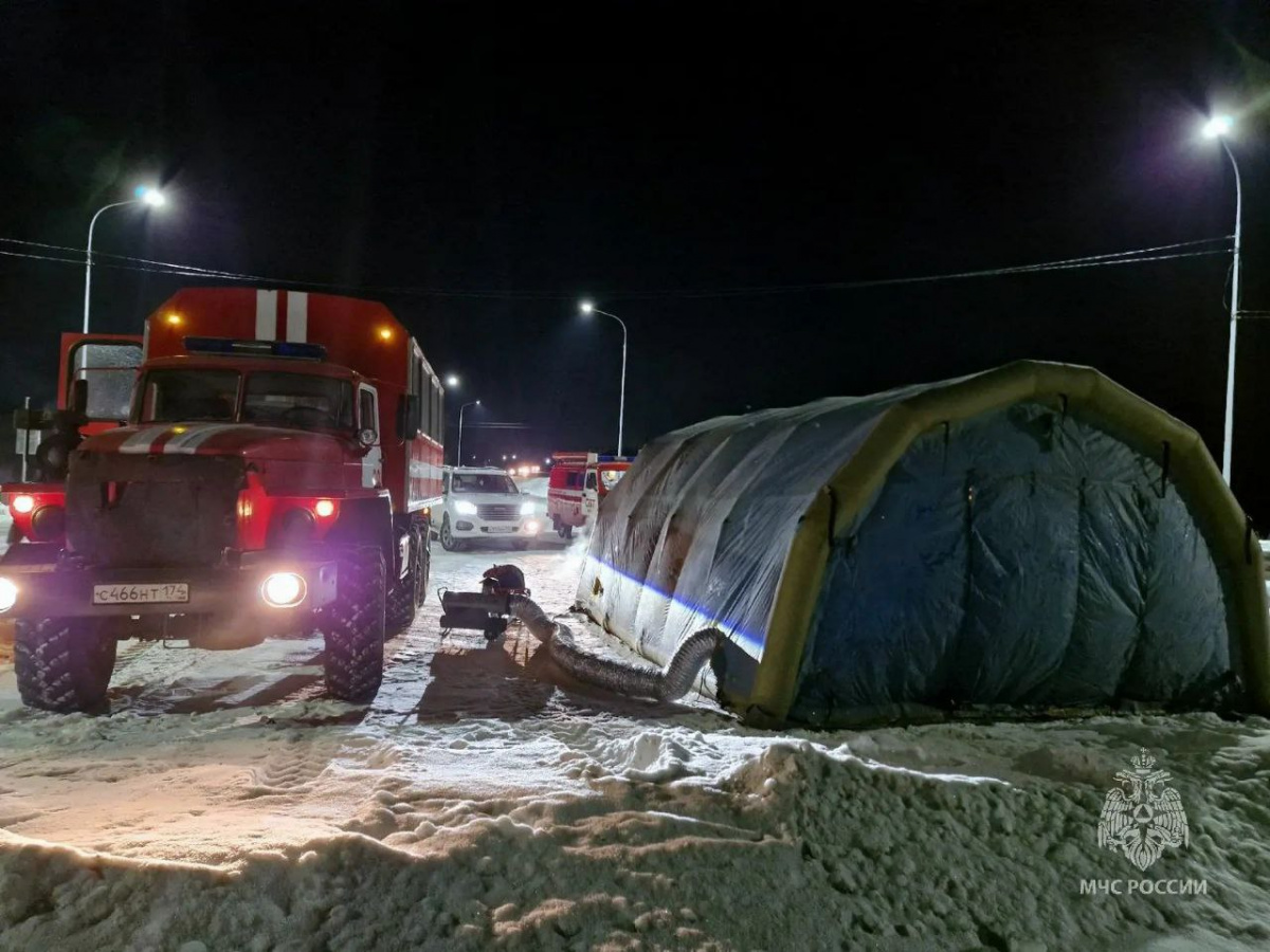 На трассе М5 под Миассом сотрудники МЧС помогли семье с четырьмя детьми*
