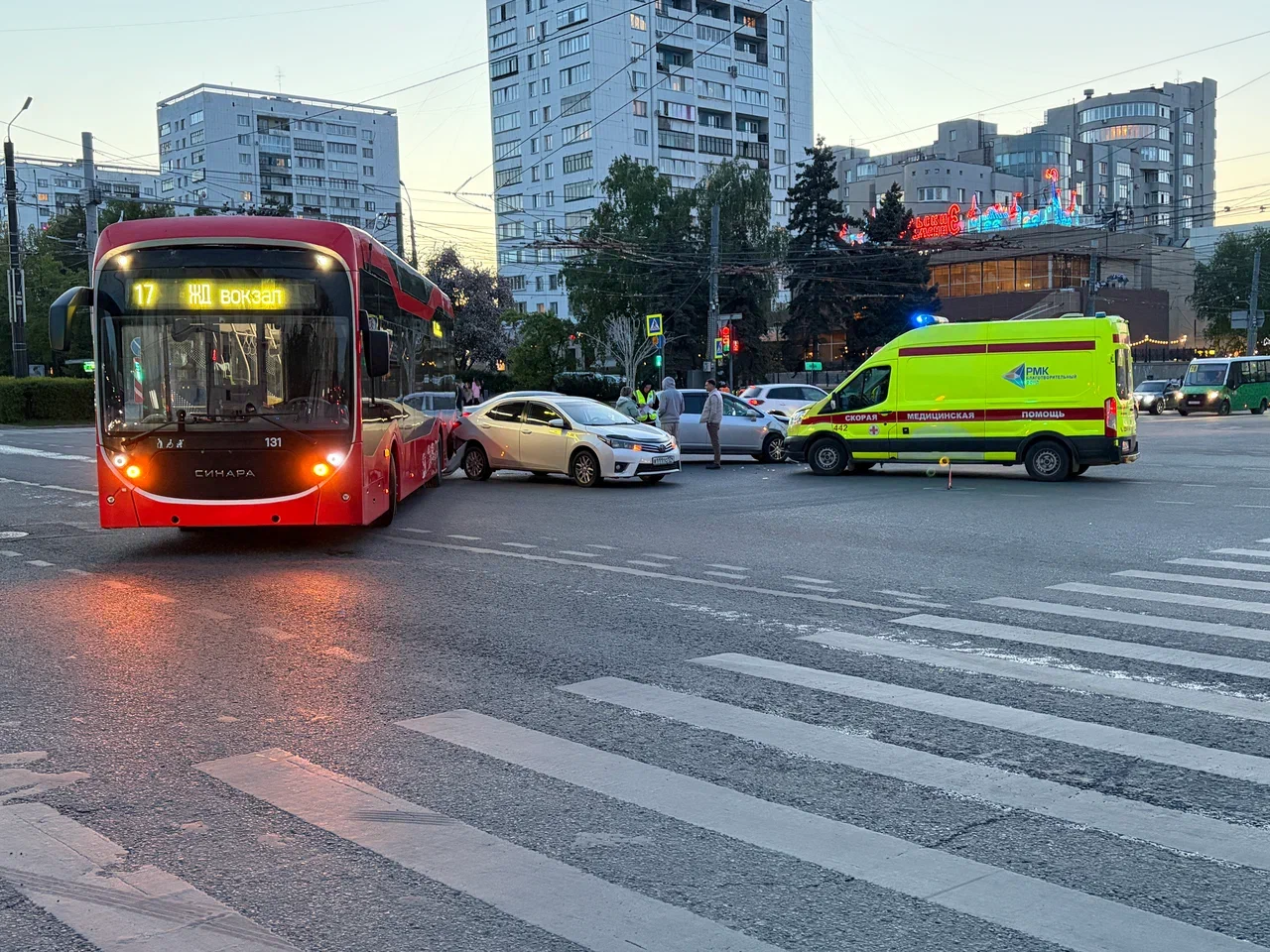 13-летняя школьница пострадала при столкновении троллейбуса и иномарки в Челябинске