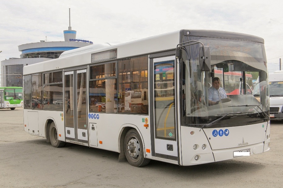 На трассе в Челябинской области у рейсового автобуса «взорвалось» колесо*1