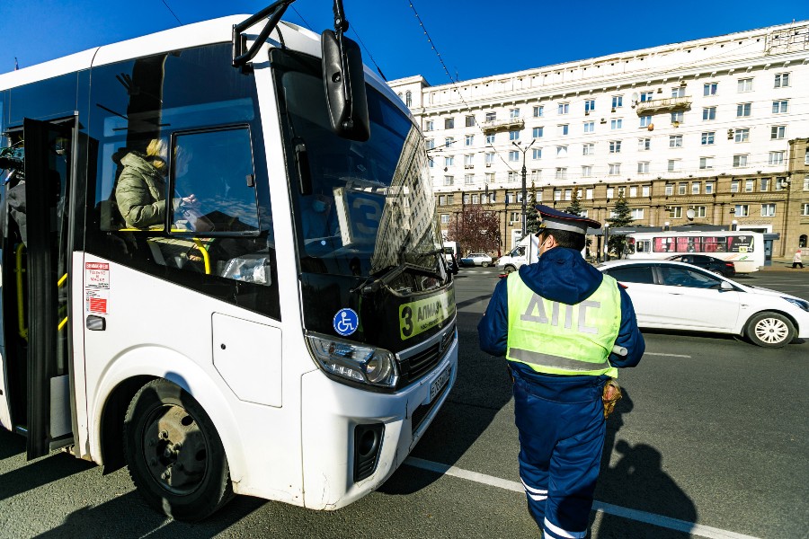 Иностранцам запретили водить пассажирские автобусы и такси в Челябинской области*1