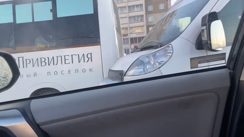 На северо-западе Челябинска столкнулись две пассажирских маршрутки
