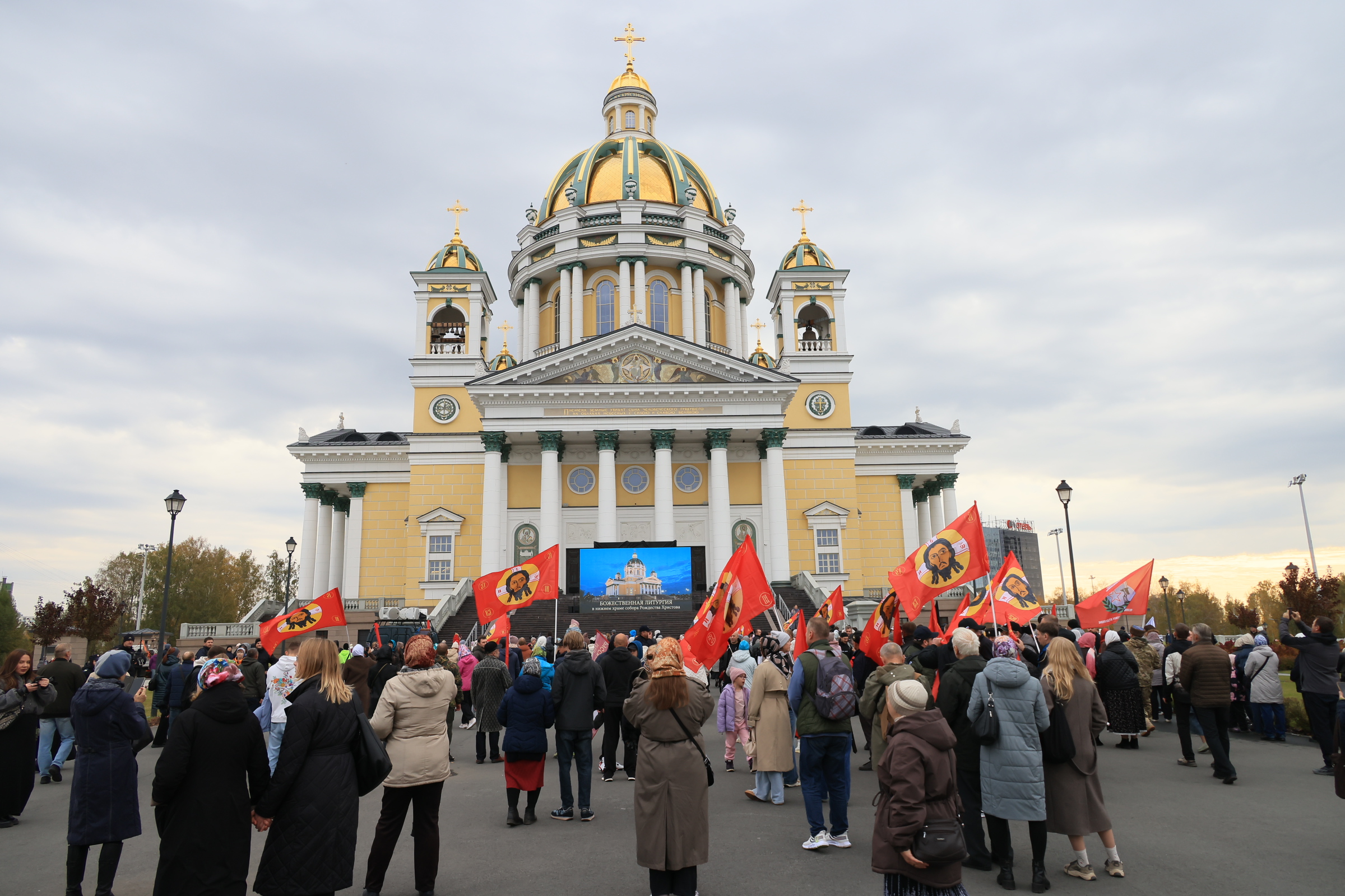 Многотысячный Крестный ход проследовал по улицам Челябинска