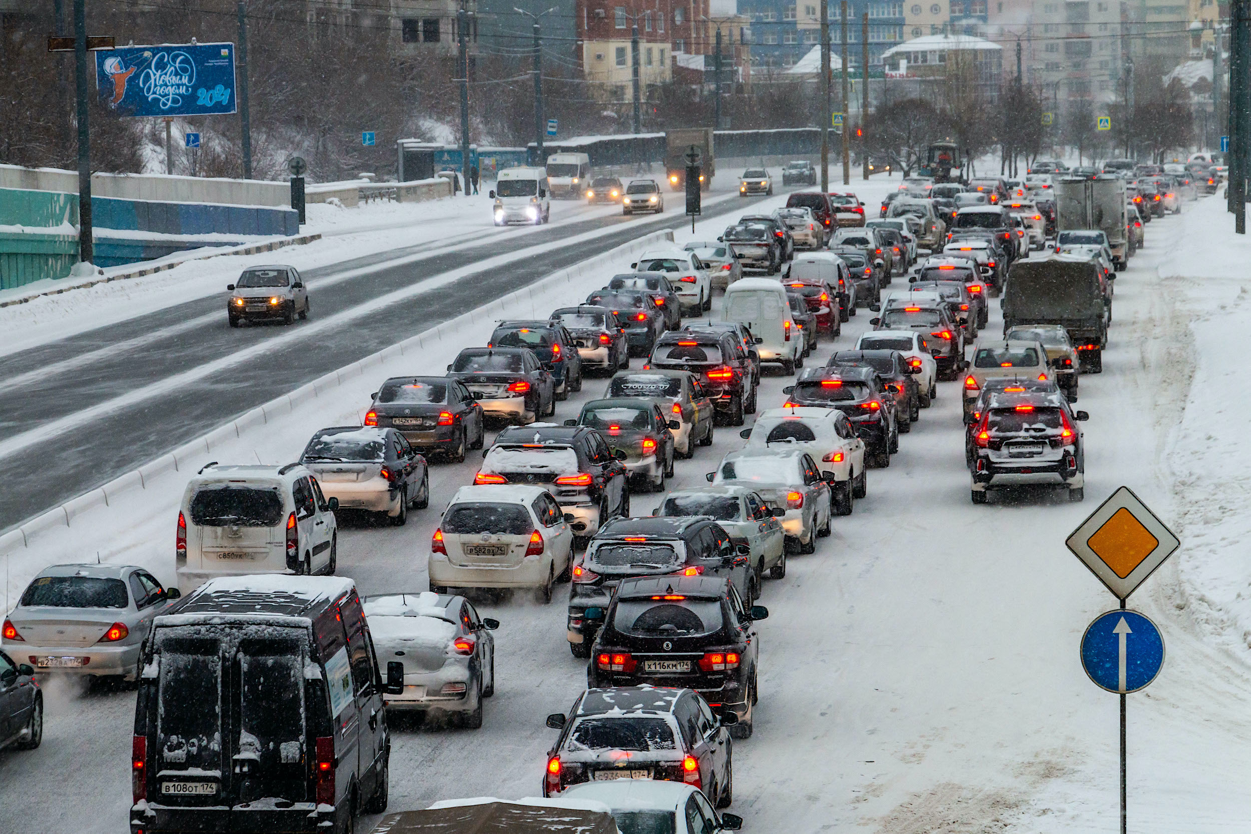 Челябинск сковали 9-балльные пробки из-за снегопада