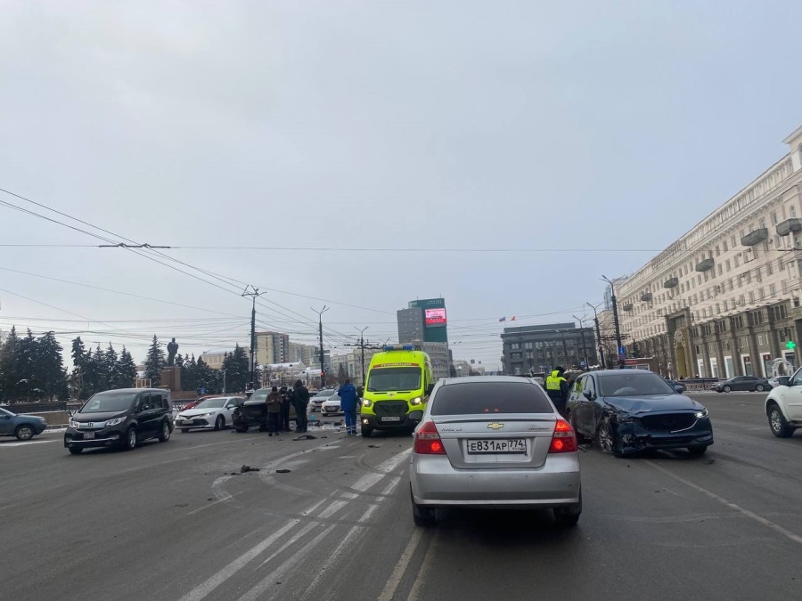 Жуткая авария с двумя кроссоверам произошла в самом центре Челябинска