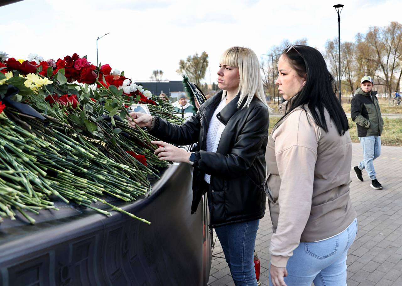 Общее горе: мемориал в Копейске засыпали цветами в память о погибших при взрыве