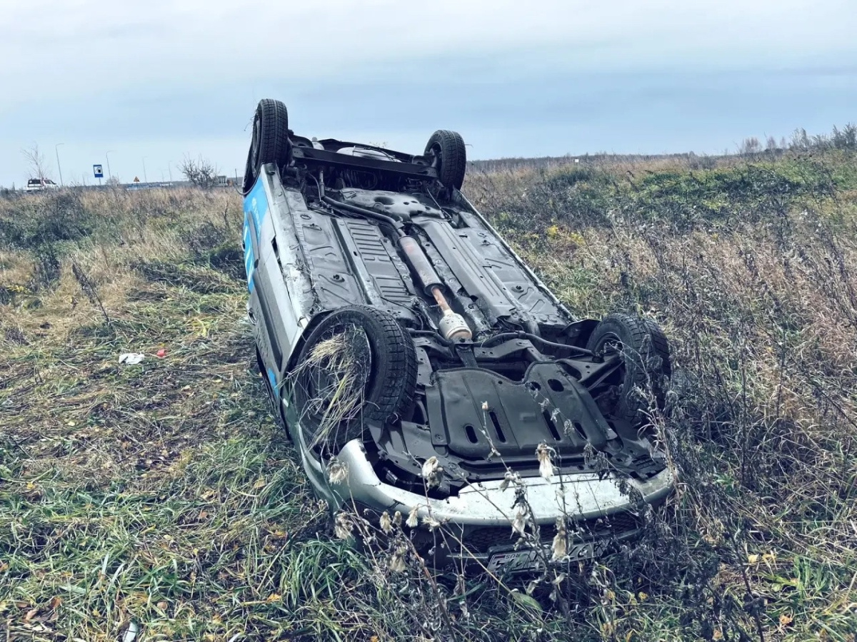 Пять человек получили травмы при перевороте Lada Largus под Челябинском*