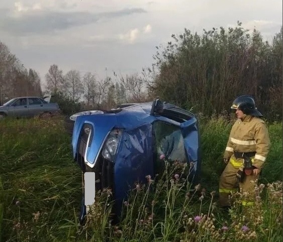 Машина с двумя детьми опрокинулась на дороге в Челябинской области