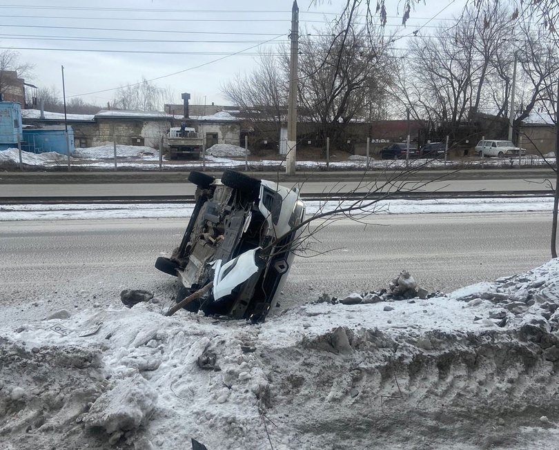 Иномарка перевернулась поперек дороги в Магнитогорске