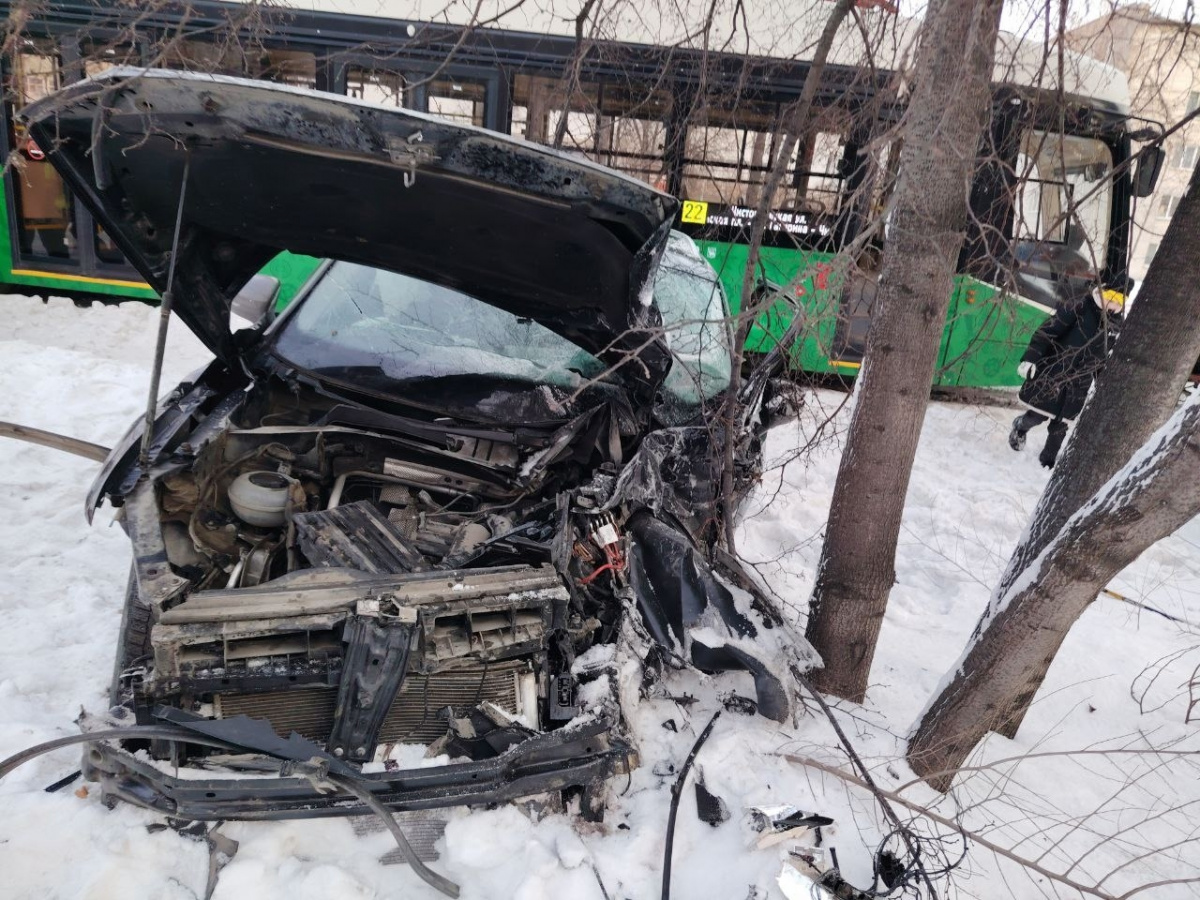 В Челябинске трамвай разнес выехавшую на рельсы легковушку *