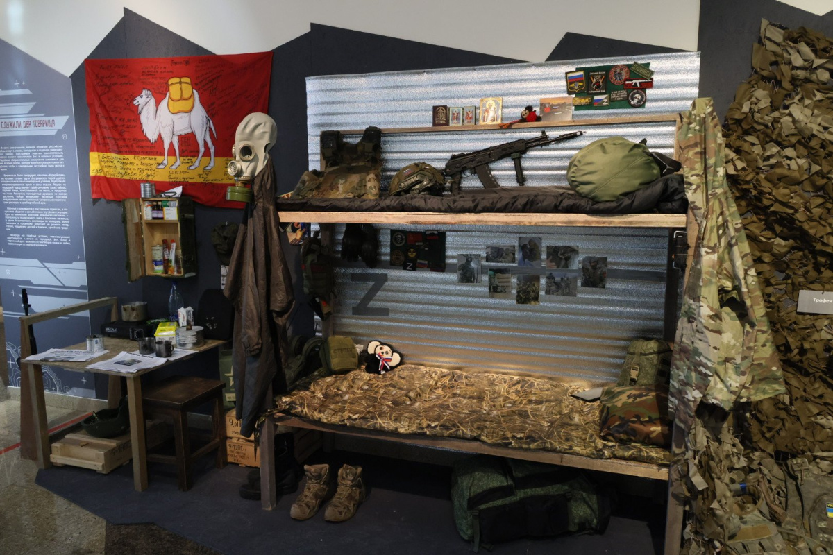 Школьникам Челябинска показали музей СВО и дали примерить бронежилет*1