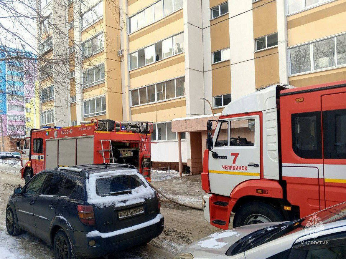 Челябинец спрыгнул со второго этажа, спасая себя и ребёнка во время пожара*