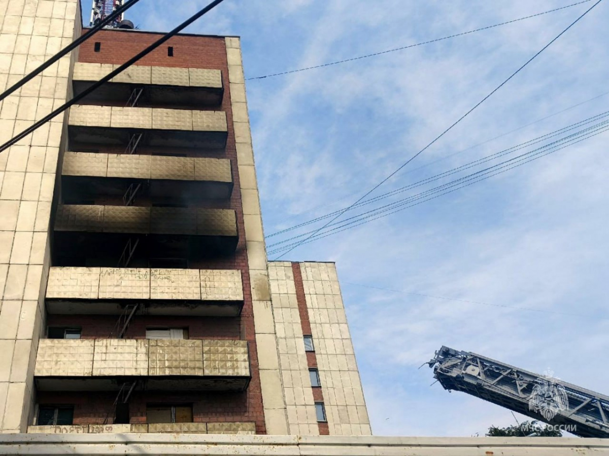 Троих человек вывели пожарные из горящего общежития в Челябинске*