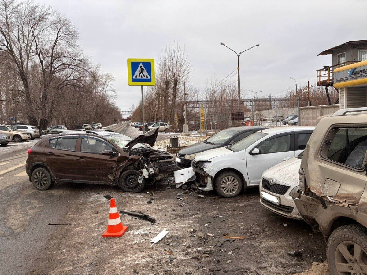 Челябинец на Lifan протаранил шесть автомобилей на стоянке*