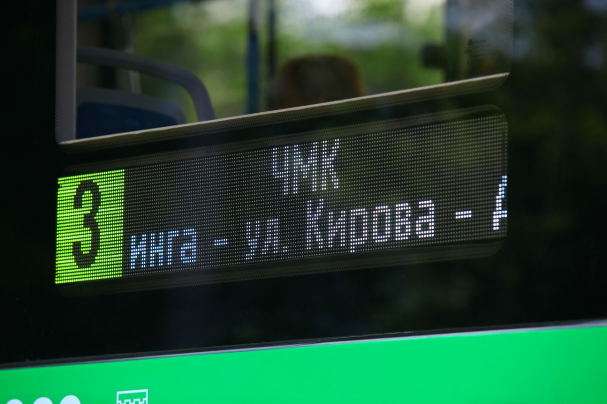 В Челябинске подросток сорвался под движущийся трамвай*1