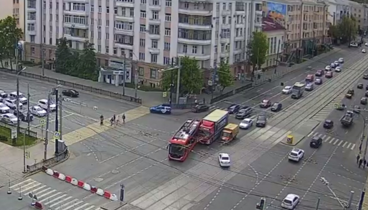 Появилось видео столкновения фуры и троллейбуса в центре Челябинска *