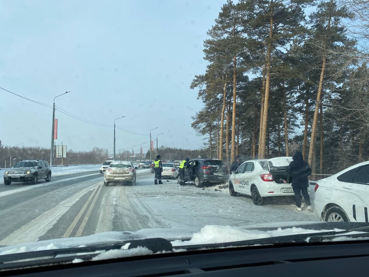 В Челябинске автомобиль такси попал в ДТП в районе плотины
