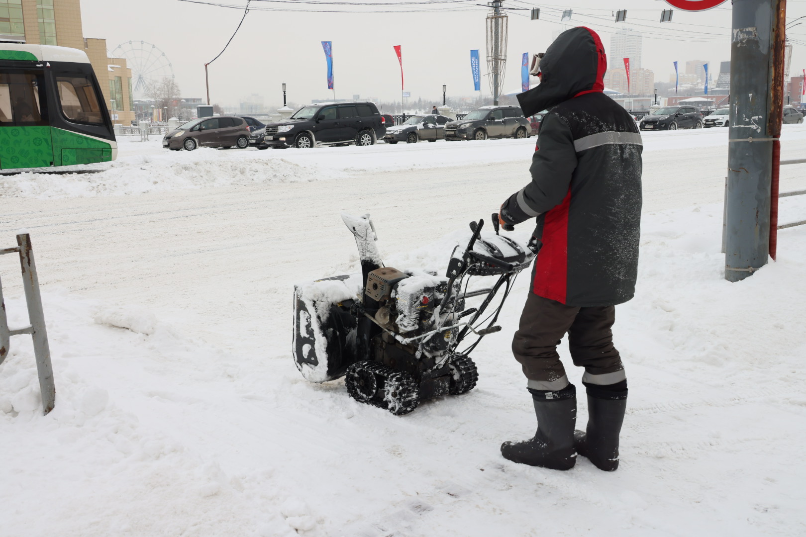 Челябинск очищают от снега: за сутки выпала почти месячная норма осадков