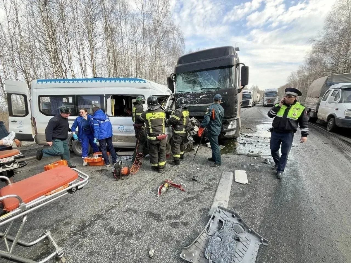СК возбудил дело по смертельной аварии с микроавтобусом под Саткой*1