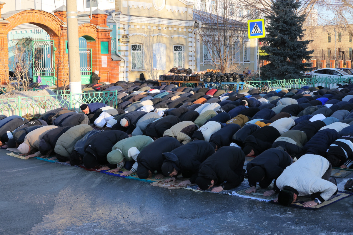 Появились фото сотни мусульман, совершивших намаз на улице Елькина в Челябинске*