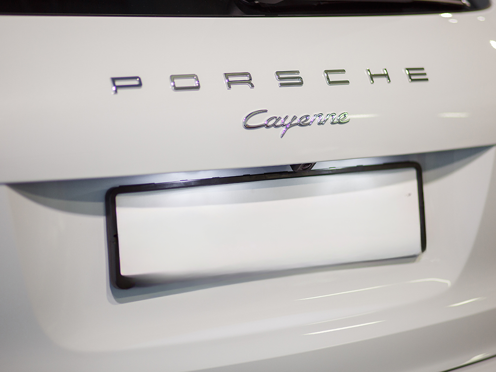 Девушка на Porsche протаранила 10 авто в элитном микрорайоне Челябинска *1