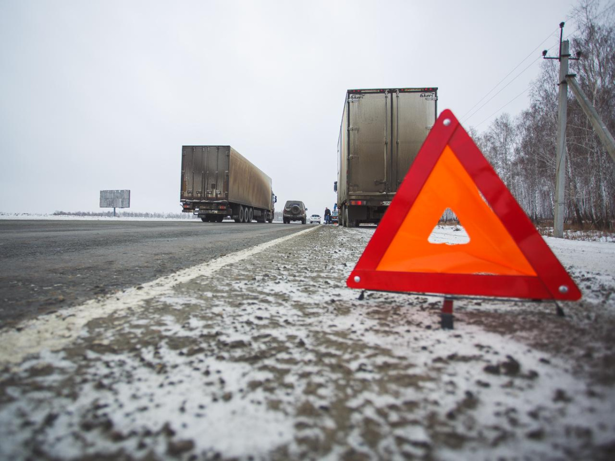 ДТП с грузовиком и легковушкой перекрыло проезд по М5 в Челябинской области*1