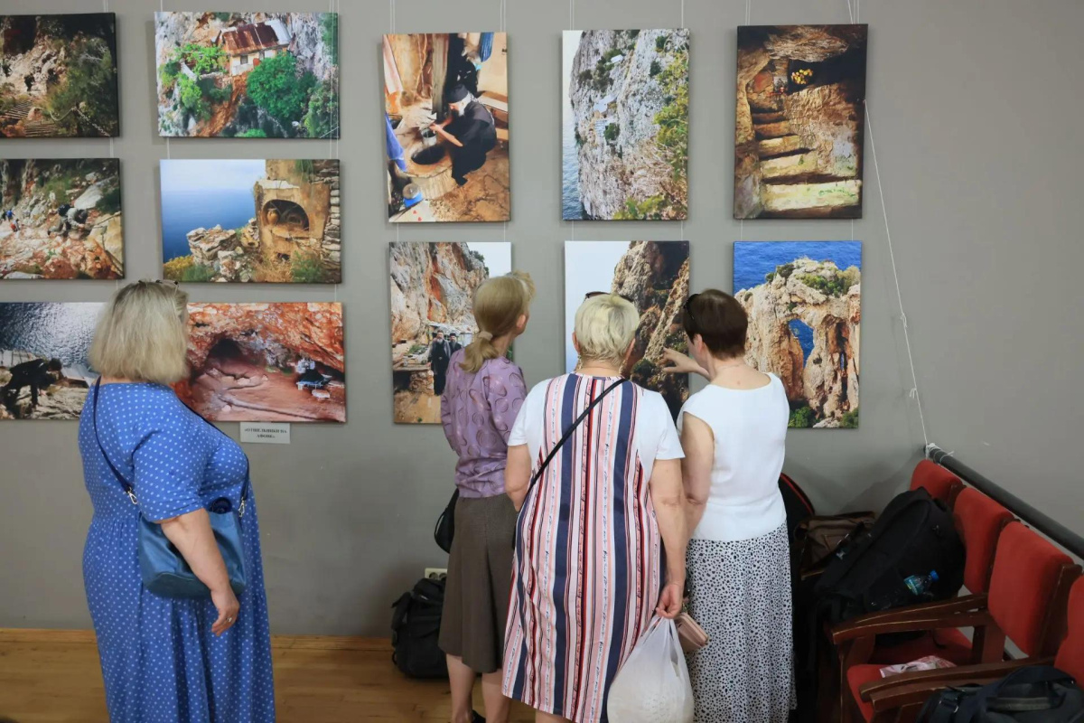 В Челябинск привезли фотолетопись русского монашества: автор лично открыл выставку*