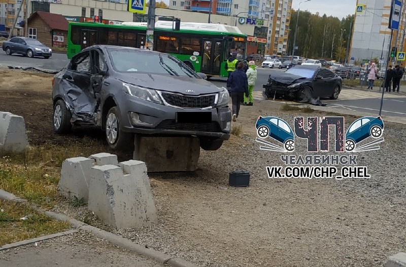 Иномарка повисла на дорожном блоке после ДТП в Челябинске