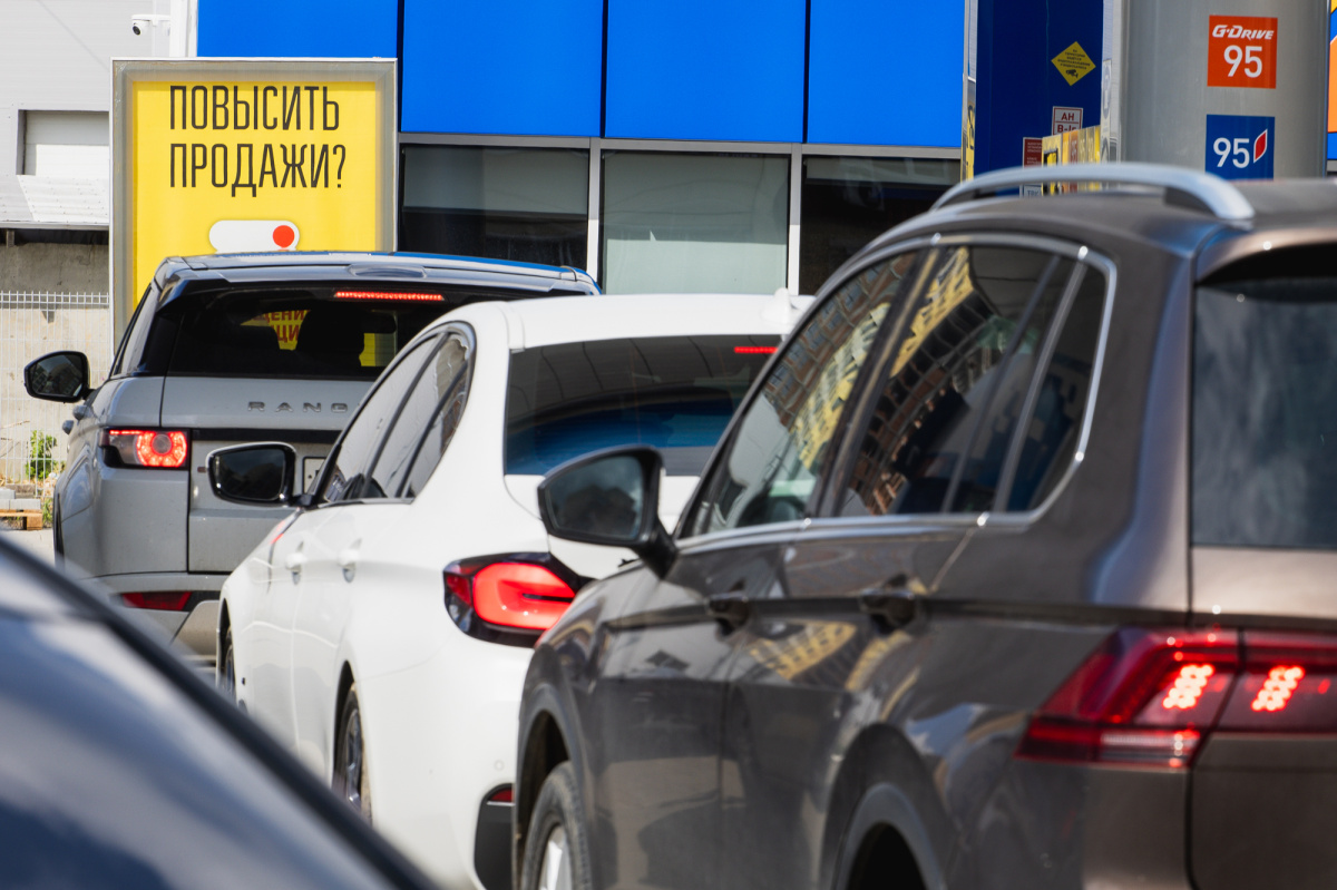 Бензин есть, но нужно подождать! Челябинцы выстроились в очереди на АЗС*1