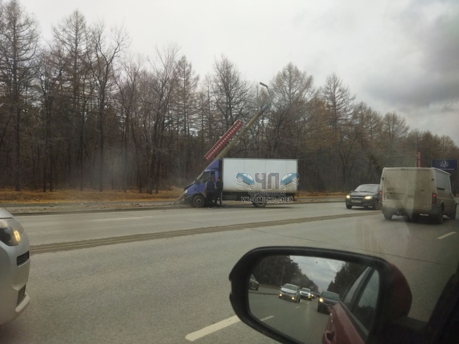 В Челябинске грузовик свалил столб с иллюминацией
