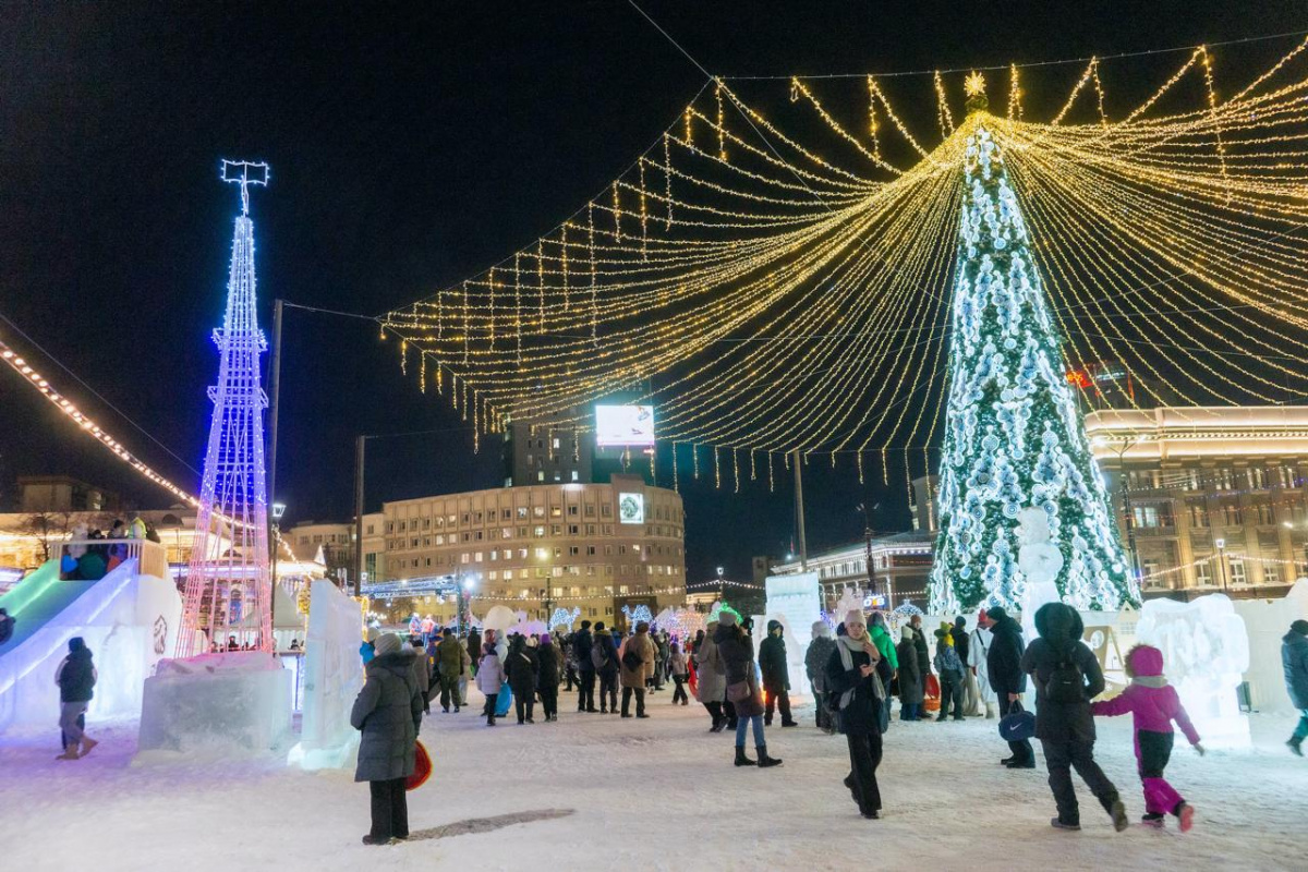В центре Челябинска открылся «юбилейный» ледовый городок*1