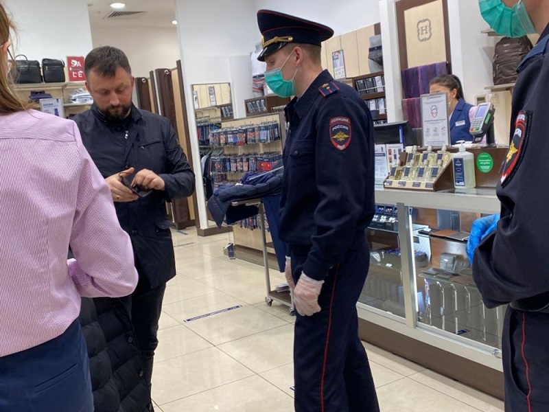 В Челябинске полицейские выписали более 60 протоколов за отсутствие масок