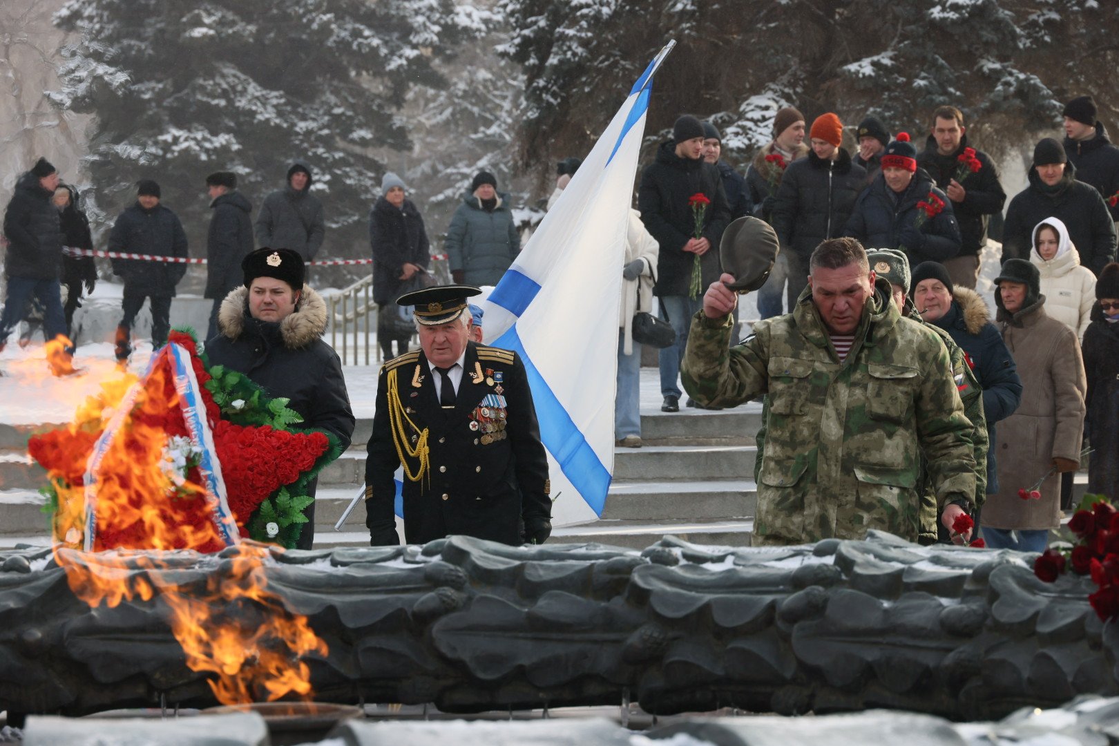Губернатор Алексей Текслер возложил цветы к Вечному огню в Челябинске