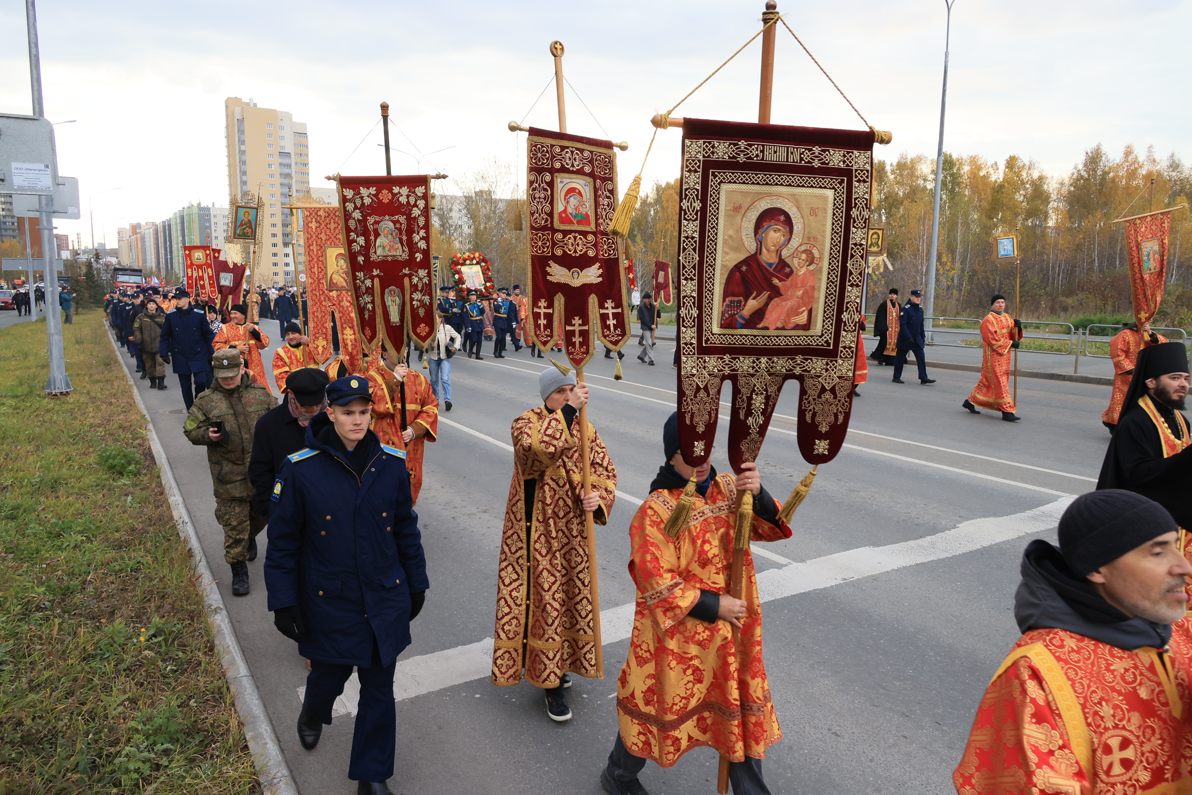 Многотысячный Крестный ход проследовал по улицам Челябинска