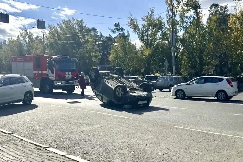 В центре Челябинска перевернулась машина*1
