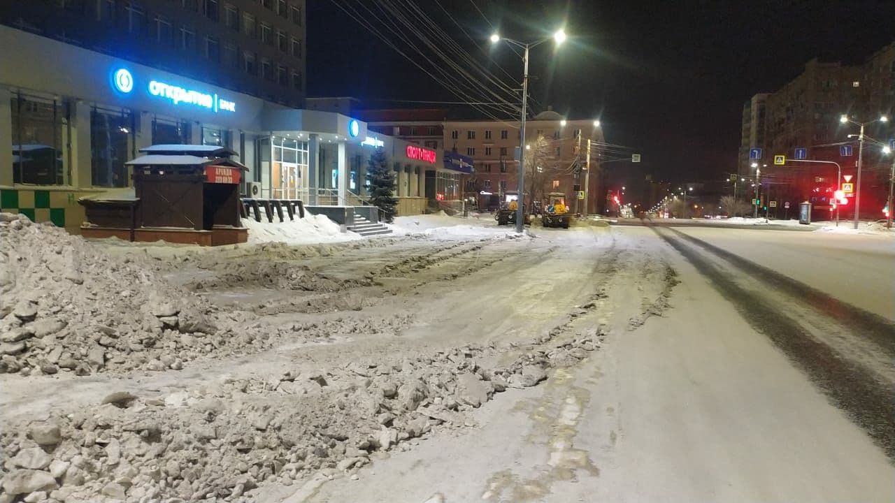 На северо-западе Челябинска из-за аварии затопило важную дорогу