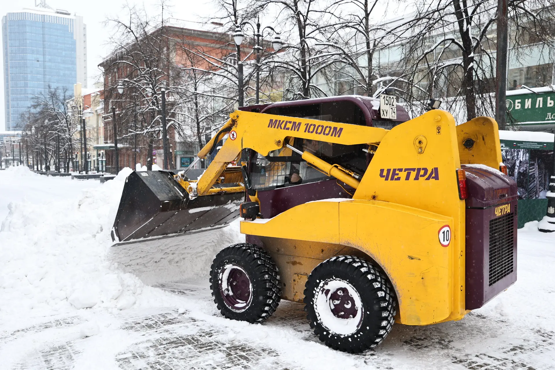 Погода держит в тонусе: в Челябинске продолжается борьба с сугробами