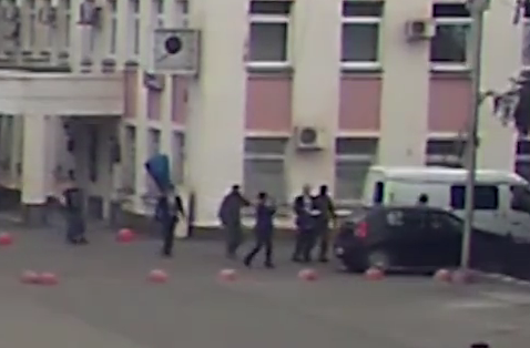 Задержание Истомина силовиками попало на видео