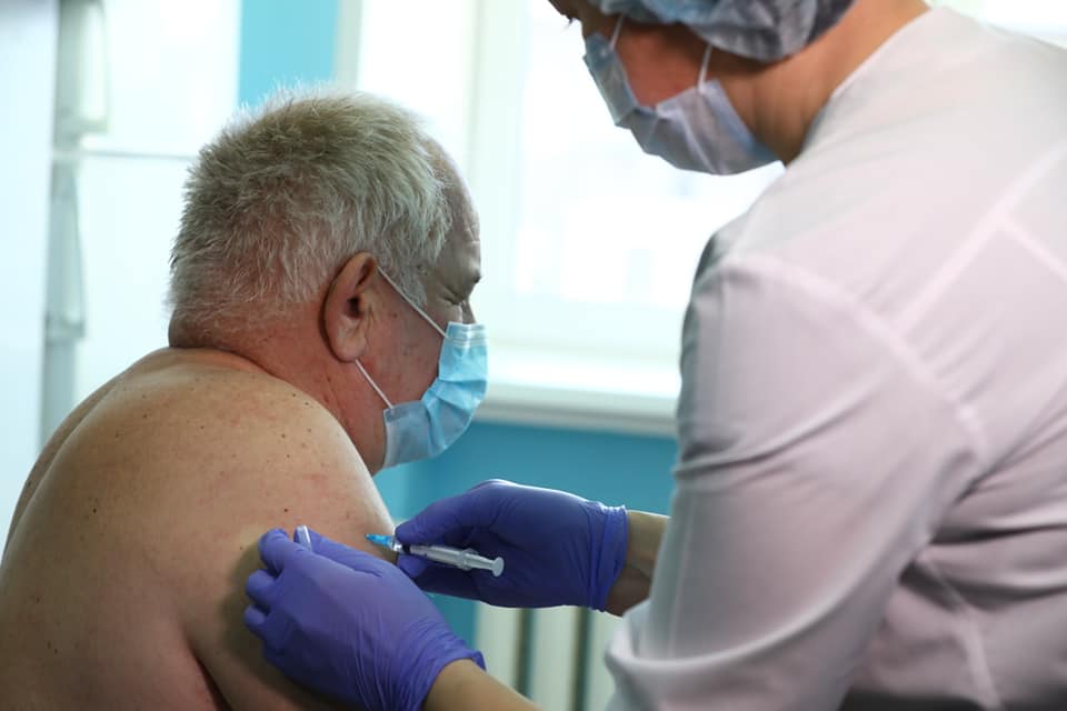 В Челябинской области началась вакцинация пожилых от ковида