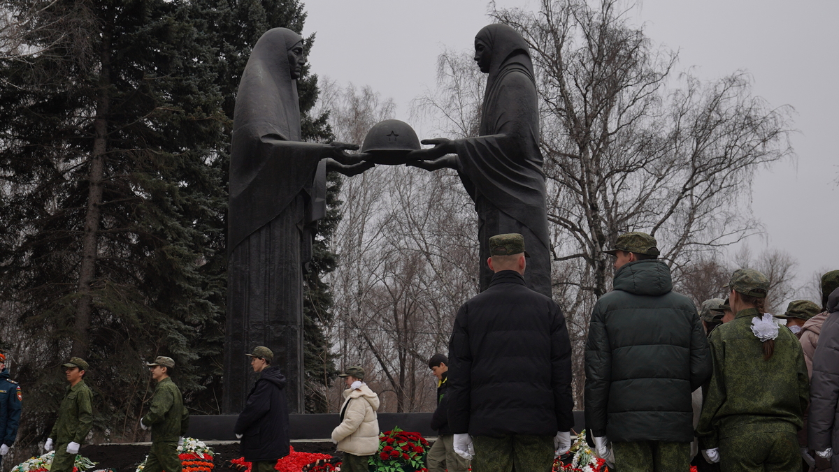 Мемориал «Скорбящие матери» в Челябинске открыли после реставрации*